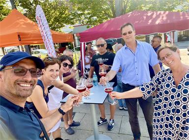 Dietmar Csitkovics, Marlene Buchinger, Sonja Csitkovics, Erwin Ohr, Richard Wolfram und Barbara Buchinger freuen sich schon auf den Start der Genussmarkt-Saison.