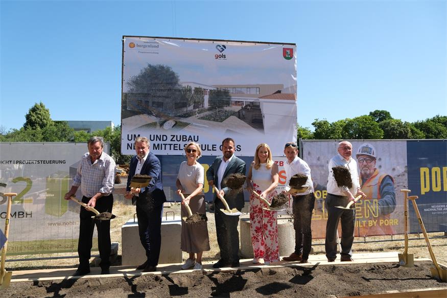 Dir. Lorenz Pridt (ehemaliger Direktor der MS Gols), Bildungsdirektor Alfred Lehner, Dir.in Petra Beck (MS Gols), Bildungslandesrätin Daniela Winkler, Bgm. LAbg. Kilian Brandtätter (Gols), GF Thomas Rosner (PEB - Projektentwicklung Burgenland) und Altbürgermeister Hans Schrammel (ehemaliger Direktor der MS Gols)