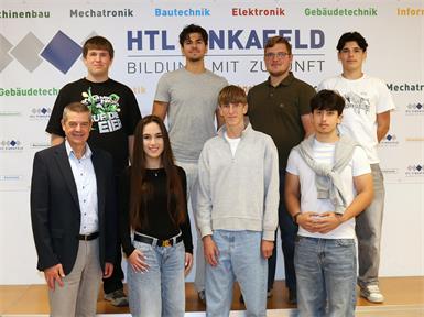 Dir. Wilfried Lercher (vorne links), Schulsprecher Matthias Schmalhardt (vorne 3.v.l.), seine Stellvertretungen und die Abteilungssprecher. Nicht im Bild: Elina Rübenbauer 