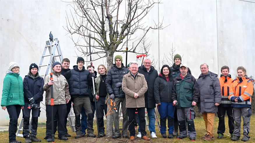 Direktor Erich Unger und Bürgermeister Thomas Steiner (Mitte) sowie Stadtgärtnermeister Stefan Ferschich (3.v.r.) und sein Team freuten sich über die Hilfe der fleißigen Schülerinnen und Schüler der Landwirtschaftlichen Fachschule beim Obstbaumschnitt.