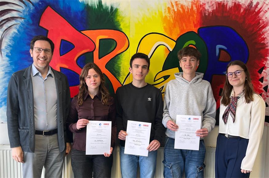 Direktor Markus Neudold und Lehrerin Nora Krail (r.) gratulierten Lara Freiberger, Noah Heinrich und Jan Koo.