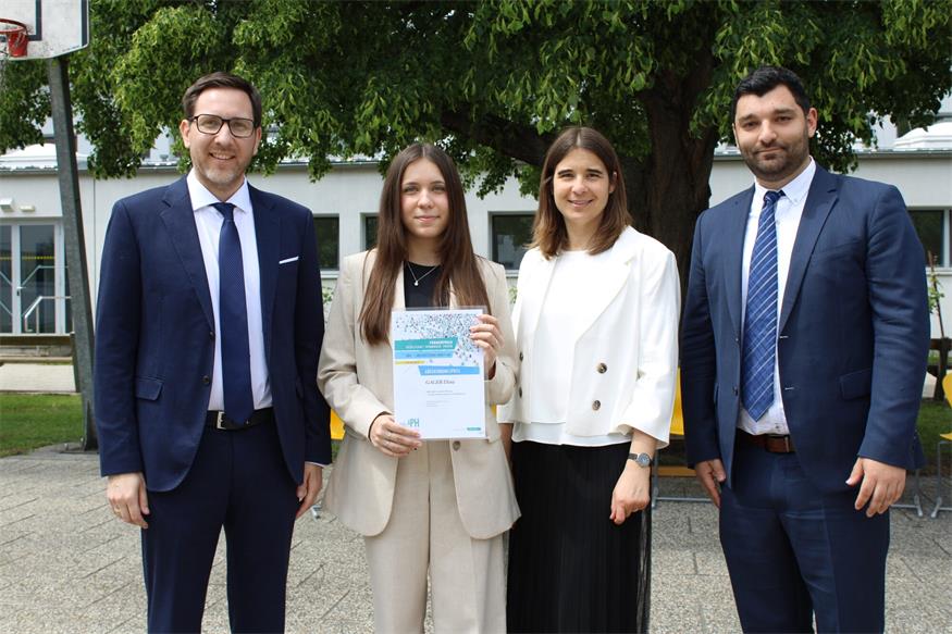 Direktor Markus Neuhold, Klassenvorständin Christina Niklos und Betreuer Benjamin Skolik gratulierten Elina Gager ganz herzlich. 