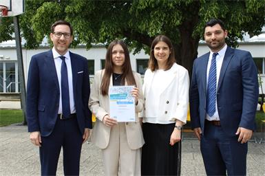 Direktor Markus Neuhold, Klassenvorständin Christina Niklos und Betreuer Benjamin Skolik gratulierten Elina Gager ganz herzlich. 