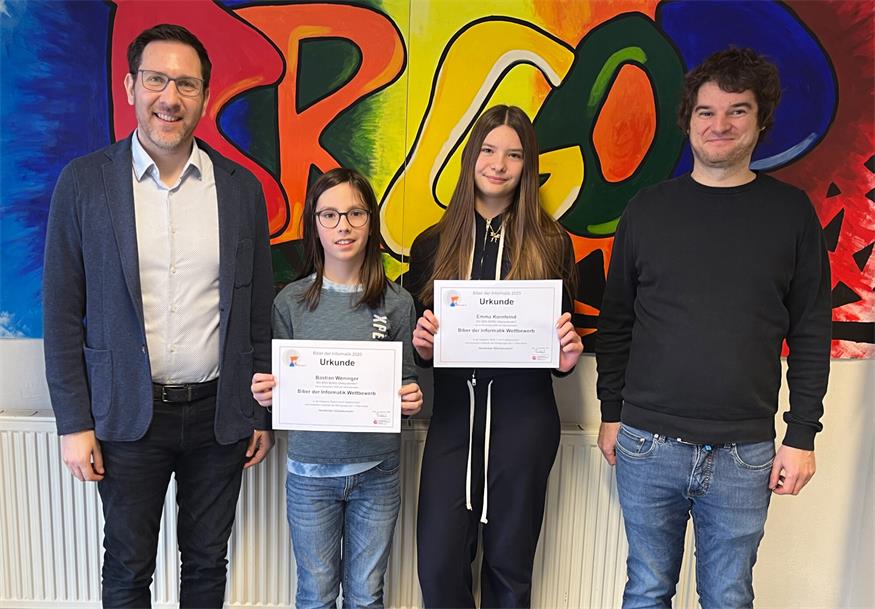 Direktor Markus Neuhold (l.) und Lehrer Paul Sommeregger (r.) gratulierten Bastian Weninger und Emma Kornfeind zu ihren tollen Leistungen.