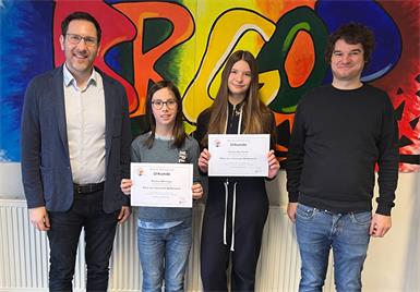 Direktor Markus Neuhold (l.) und Lehrer Paul Sommeregger (r.) gratulierten Bastian Weninger und Emma Kornfeind zu ihren tollen Leistungen.