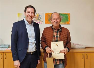 Direktor Markus Neuhold sprach Oberstudienrat Mag. Johann Steinkellner, der seinen Ruhestand antritt, Dank und Anerkennung aus.