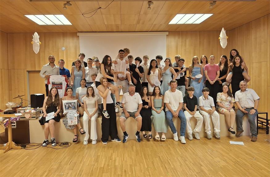 Direktor Reinhardt Magedler, Bürgermeister Johann Heisz und die Klassenvorstände Florian Perner und Stefanie Rathmanner wünschten den Schülerinnen und Schülern für ihren weiteren Weg alles Gute. Diese bedankten sich gemeinsam mit ihren Eltern mit kleinen Geschenken bei den Klassenvorständen für ihren Einsatz. 