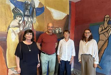 Direktorin Andrea Berger-Gruber und Professorin Ulrike Klein-Schweifer freute sich, Edmund Hoke mit seiner Frau Ulrike Gubba-Hoke im "Wolfgarten" begrüßen zu können. Er ist der Sohn des Künstlers Giselbert Hoke (1927-2015), von dem die bekannten Fresken im Gymnasium der Diözese stammen.