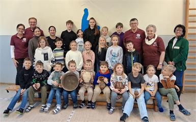 Direktorin Angelika Hallwachs, Klassenlehrerin Nathalie Weber, Beate Steiner vom Naturpark Landseer Berge sowie Maria Schock, Karla Schöll, Erich Schock und Werner Schöll vom Petersklub Oberpetersdorf mit den Schülern . 