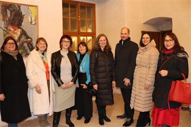 Direktorin Carina Werba, Schlossherrin Anna Schlanitz, Kobersdorf Aktiv-Obfrau Eva Messerits, Luise Wilfinger vom Singkreis Oberpetersdorf, Landeshauptmann-Stellvertreterin Anja Haider-Wallner, Obmann Gernot Hausensteiner vom Männergesangsverein, Landtagspräsidentin Astrid Eisenkopf und Vizebürgermeisterin Natascha Thurner beim Jubiläumskonzert. 
