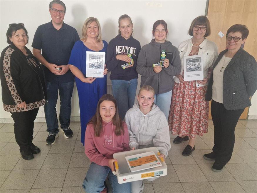 Direktorin Eva Reumann, Fachlehrer Michael Lukas, Christine Wellanschitz, Schülerinnen der NMSHoritschon, Waltraud Reisner-Igler und Christa Petsovits bei der Spendenübergabe.