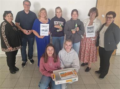 Direktorin Eva Reumann, Fachlehrer Michael Lukas, Christine Wellanschitz, Schülerinnen der NMSHoritschon, Waltraud Reisner-Igler und Christa Petsovits bei der Spendenübergabe.