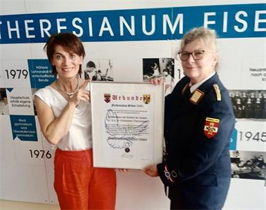 Direktorin Gabriela Pollak erhielt von der Großkanzlerin des  Ferdinandus Orden, Silvia Kugler, die Urkunde. 