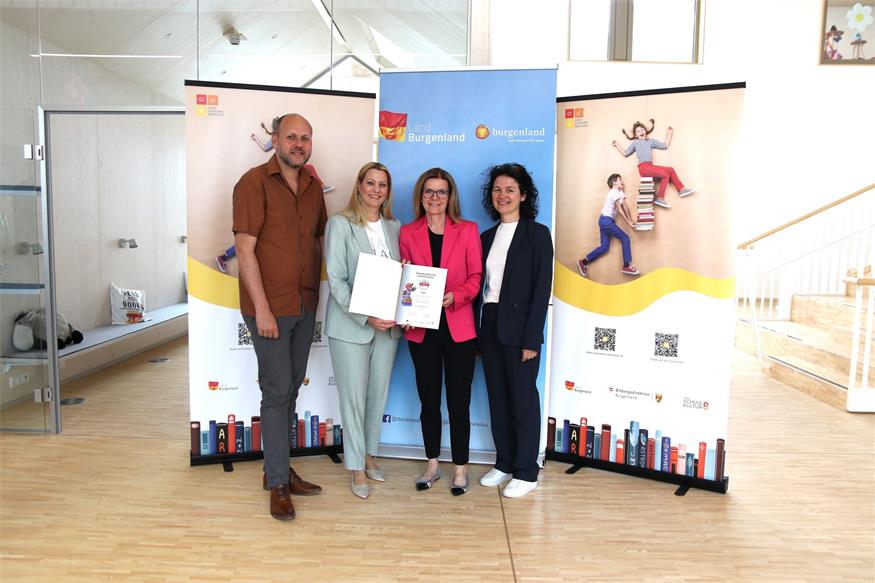 Direktorin Ruth Lang nahm das Lesegütesiegel für die Allgemeine Sonderschule Oberpullendorf entgegen.