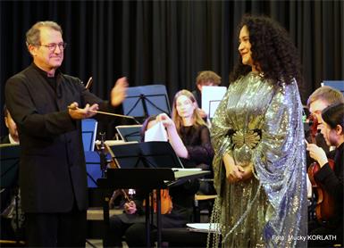 Dirogent Martin Kerschbaum mit Karina Benalcasar