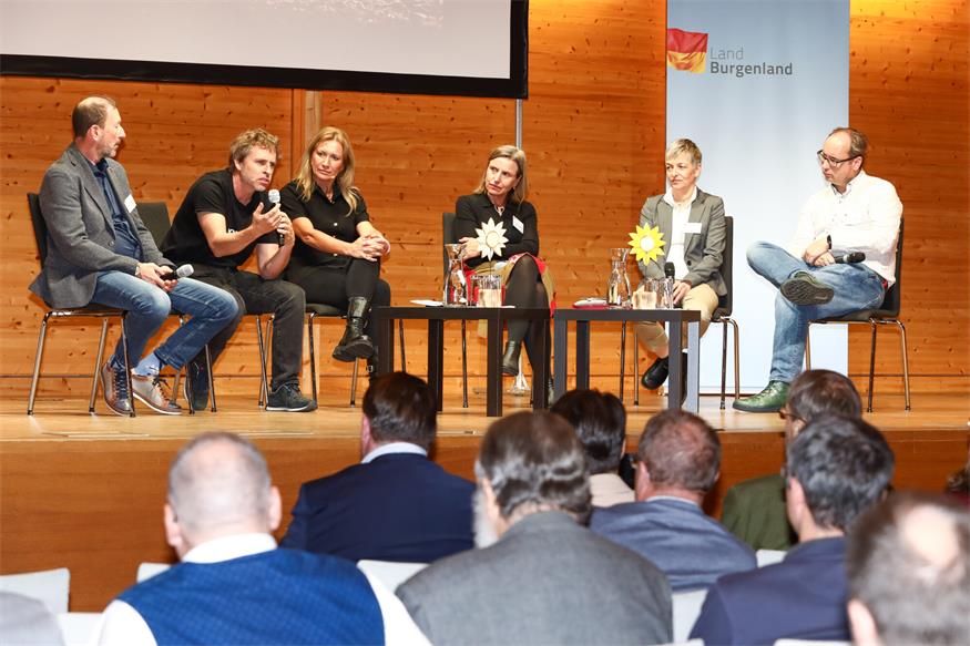 Diskussionsrunde beim Bodensymposium (v.l.): Andreas Baumgarten (AGES), Gernot Bodner (BOKU), Moderatorin Angelika Niedetzky, Gundula Prokop (Umweltbundesamt), Claudia Winkovitsch (LWK Burgenland), Bernhard Scharf (BOKU).