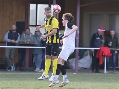 Dörfl startete furios in das Duell mit Tabellenführer Weppersdorf – Alessandro Stirling traf nach nur 50 Sekunden. Am Ende setzte sich der Favorit mit 3:1 durch.