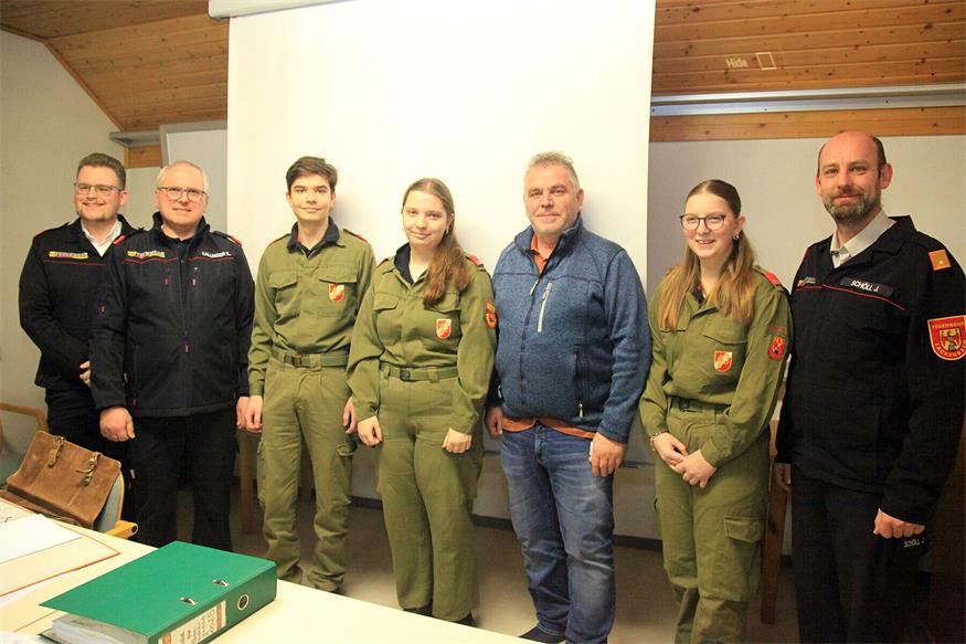 Dominik Dorner, Anna-Maria Karall und Tamina Stifter wurden im Rahmen der Jahreshauptversammlung der FF Weppersdorf von der Jugend in den Aktivstand übernommen und angelobt. Verwalter Johannes Winterer, Kommandant Klaus Kallinger, Abschnittskommandant Josef Schöll und Bürgermeister Manfred Degendorfer gratulierten.