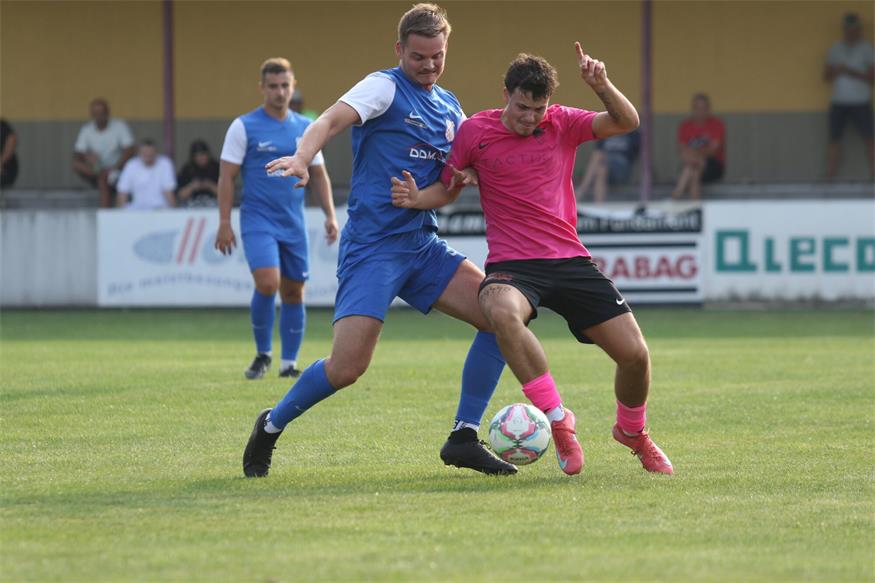 Dominik Warscha (l.) und seine Abwehrkollegen werden gegen Zagersdorf alle Hände voll zu tun haben. Am Samstag treffen sie auf die aktuell drittbeste Offensive der Liga, die in drei Spielen bereits neun Tore erzielt hat.