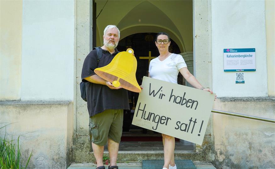 Dompfarrer Norbert Filipitsch übernimmt die Funktion von Melanie  Balaskovics  - hier im Bild bei der Aktion „Glocken gegen Hunger“ - an der Spitze der Caritas Burgenland.