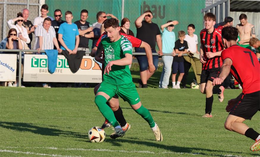 Doppelpack! Den schnürte Luka Kurecki (am Ball) nach Einwechslung, seine Wolfauer schlugen Buchschachen deutlich mit 7:0.