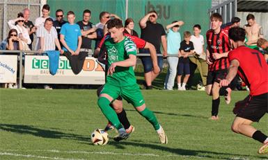 Doppelpack! Den schnürte Luka Kurecki (am Ball) nach Einwechslung, seine Wolfauer schlugen Buchschachen deutlich mit 7:0.
