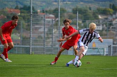Dorde Duric (l.) stemmte sich vergeblich gegen die U18-Offensivwellen des LASK - Endstand 1:7. 