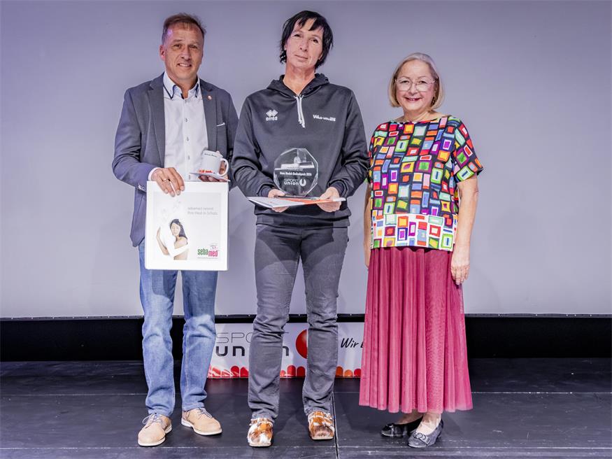 Wild Volleys Oberschützen sind Nummer eins in der Nachwuchsarbeit Doris Kager wurde von SPORTUNION Präsidentin Karin Ofner und Vizepräsident Wolfgang Hadek mit dem Hans-Hadek-Gedenkpreis geehrt.