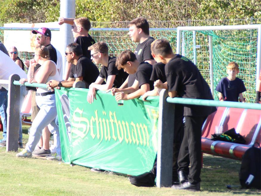 Dort, wo die Ruster Fans standen, wird nach der Drehung des Spielfelds der neue Trainingsplatz entstehen