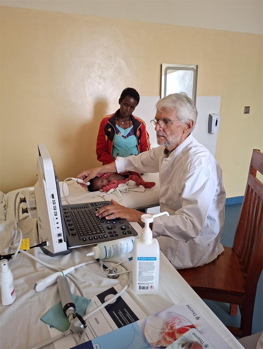 Dr. Hans Peter Wagentristl bei einer Ultraschall-Untersuchung eines Babys in Burundi.
