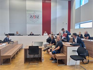 Drei Angeklagte mussten sich Anfang September wegen Betrugs der Einlagensicherung durch Einlösung von Commerzialbank-Sparbüchern verantworten.