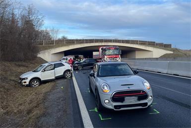 Drei Autos wurden bei dem Unfall beschädigt.