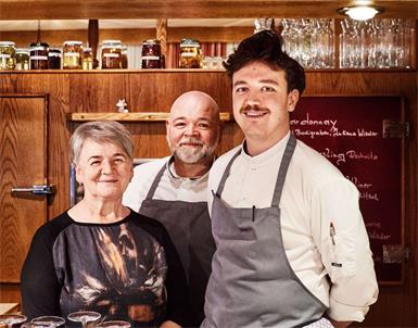 Drei Generationen Kochkompetenz: Oma Johanna, Vater Thomas und Sohn Daniel Fuchs.