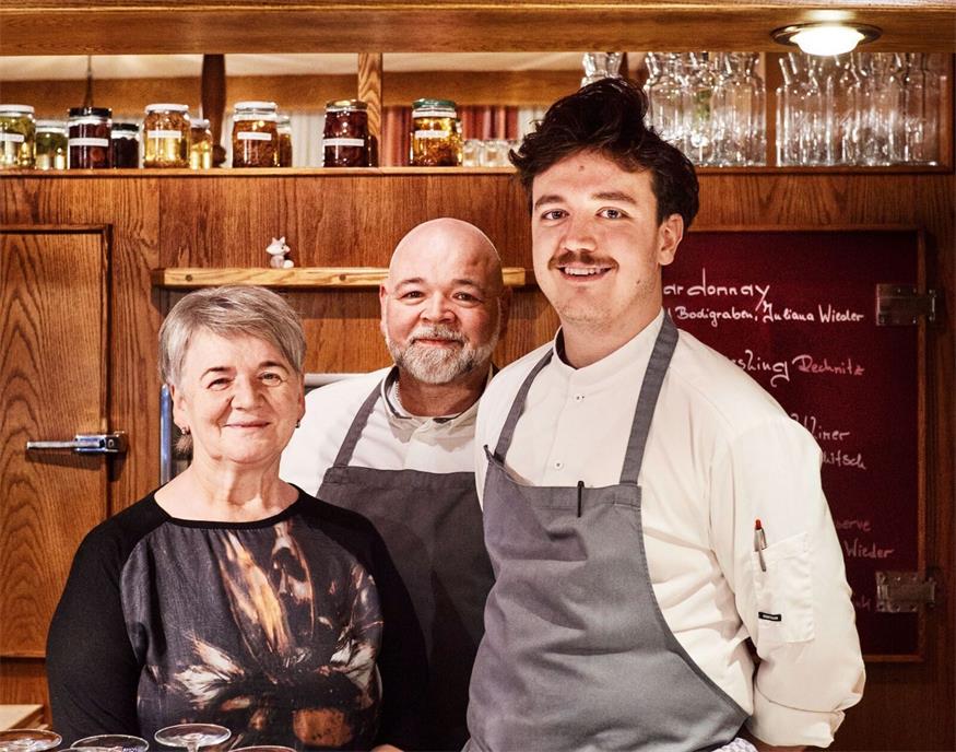 Drei Generationen Kochkompetenz. Oma Johanna, Vater Thomas und Sohn Daniel Fuchs.