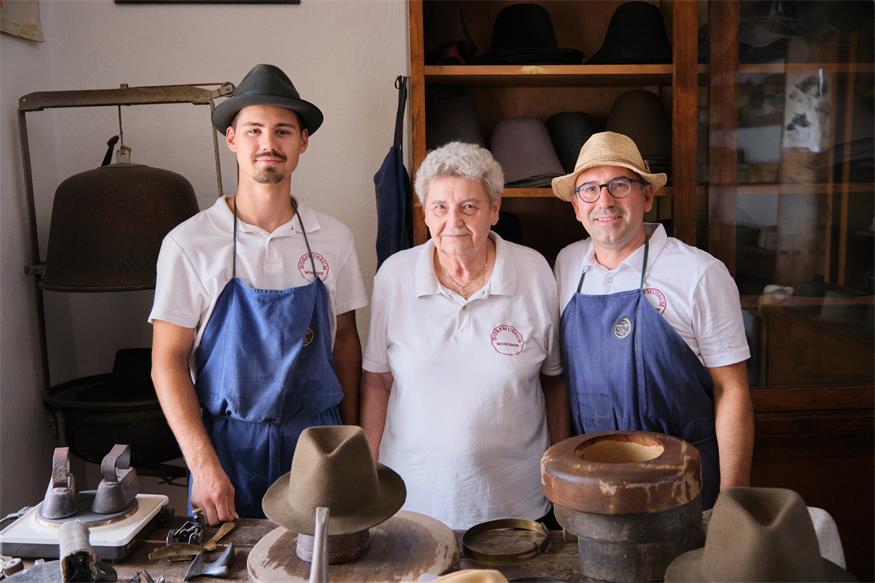 Drei Generationen: Moritz, Hermine und Guido Pichlerbauer in der Werkstatt der Familie im Dorfmuseum Mönchhof.