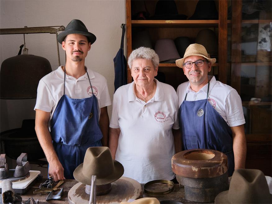 Drei Generationen: Moritz, Hermine und Guido Pichlerbauer in der Werkstatt der Familie im Dorfmuseum Mönchhof.