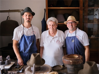 Drei Generationen: Moritz, Hermine und Guido Pichlerbauer in der Werkstatt der Familie im Dorfmuseum Mönchhof.