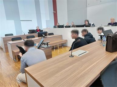 Drei Jugendliche und ein 18-Jähriger mussten wegen eines Raubüberfalls vor Gericht.