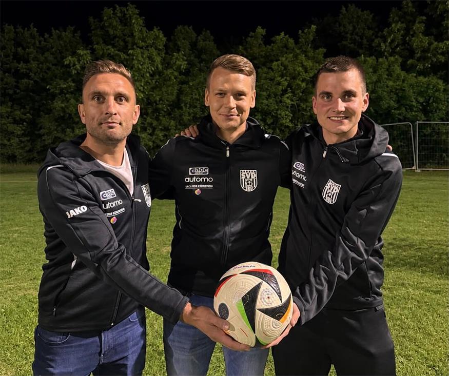 Drei Mannschaftskapitäne des SV Draßmarkt: Vorgänger Jürgen Kornfeld (l.), Nachfolger Tobias Bader (r.) und Dominik "Jimmy" Heißler, der jetzt seine Fußballschuhe an den Nagel hängt.