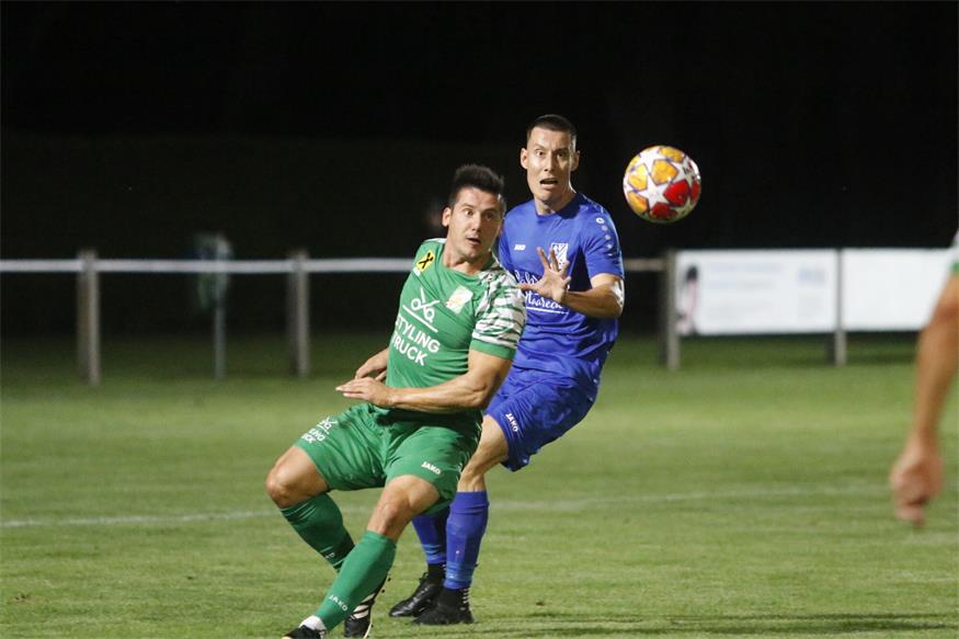 Drei Punkte geholt! Doppeltorschützen Christian Rosner (l.) und seine Purbacher gewannen daheim gegen Nickelsdorf (r. Tamas Horvath) mit 4:0.