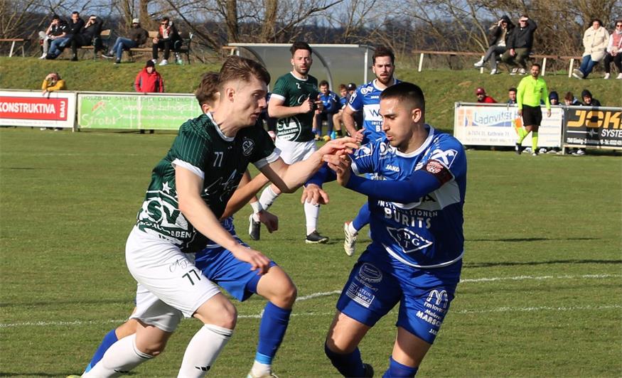 Drei Teams, 44 Punkte. Dank des 4:1-Erfolg im Nachtrag gegen Großpetersdorf ist der SV Mühlgraben mit Bendegüz Szinay (l.) gleichauf mit dem Leader aus Eberau (r., Erik Bardics). Ebenfalls 44 Zähler hat der UFC Markt Allhau, der am Freitag nach Mühlgraben reist.