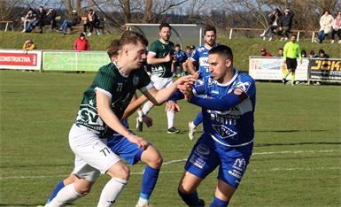 Drei Teams, 44 Punkte. Dank des 4:1-Erfolg im Nachtrag gegen Großpetersdorf ist der SV Mühlgraben mit Bendegüz Szinay (l.) gleichauf mit dem Leader aus Eberau (r., Erik Bardics). Ebenfalls 44 Zähler hat der UFC Markt Allhau, der am Freitag nach Mühlgraben reist.