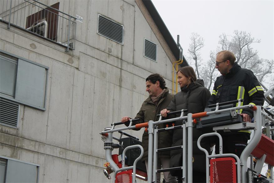 Drei am Kranwagen (v.l.): ÖVP-Landesparteiobmann Christoph Zarits, Ministerin Claudia Bauer und Feuerwehrschule-Leiter Philipp Werderitsch.