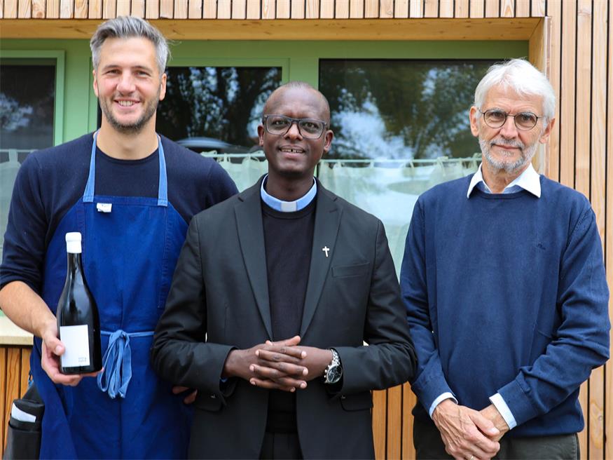 Drei mit dem Herz am rechten Fleck: Betreiber des Hofgassl-Heurigen Markus Kaiser, Pater Innocent und Dr. Hans Peter Wagentristl im Dienst der guten Sache.