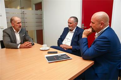 Dreier-Runde für die private Medizin-Uni im Gespräch: Christian Joukhadar, Landeshauptmann Hans Peter Doskozil und Geschäftsführer Nikolaus Schermann (v.l.).