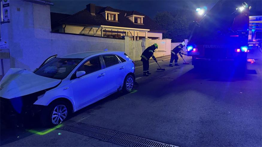 Durch den Aufprall kam es zu einem größeren Austritt von Betriebsmitteln, weshalb die Feuerwehr Maßnahmen zur Bindung und Reinigung der Fahrbahn durchführte.