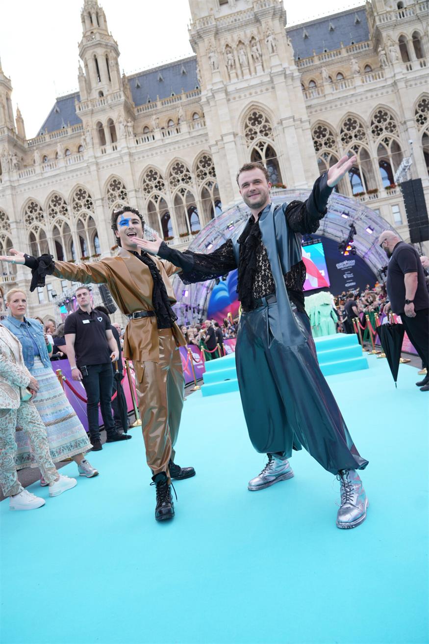 ESC-Star COSMÓ mit Gitarrist Sandro Humitsch bei der Opening Ceremony am 10. Mai vor dem Wiener Rathaus. 