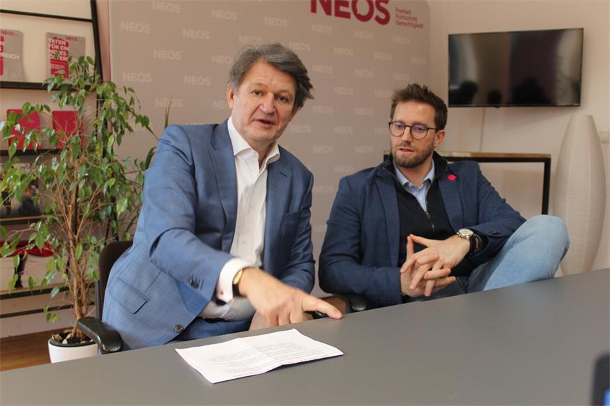 EU-Spitzenkandidat Helmut Brandstätter und Landessprecher Christoph Schneider (v.l.) beim Interview in der "NEOSphäre" in Eisenstadt.