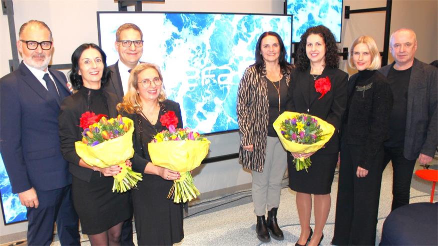 EZE-Geschäftsführer Günter Buchinger (3.v.li.) und Matthias Zachs (re.), Zentrumsleiterin Doris Serdar (4.v.r.) mit dem Ruefa-Team.
