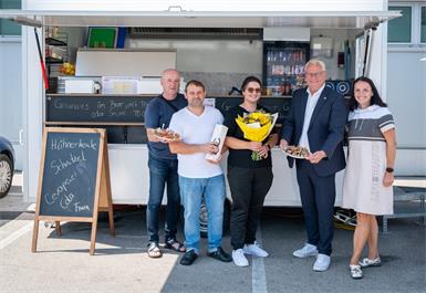 EZE-Geschäftsführer Matthias Zachs, Bürgermeister Thomas Steiner und Zentrumsleiterin Doris Serdar gratulieren Emina und Bojan Pejkic-Kracunovic zu ihrem neuen Ćevapi-Stand beim EZE.